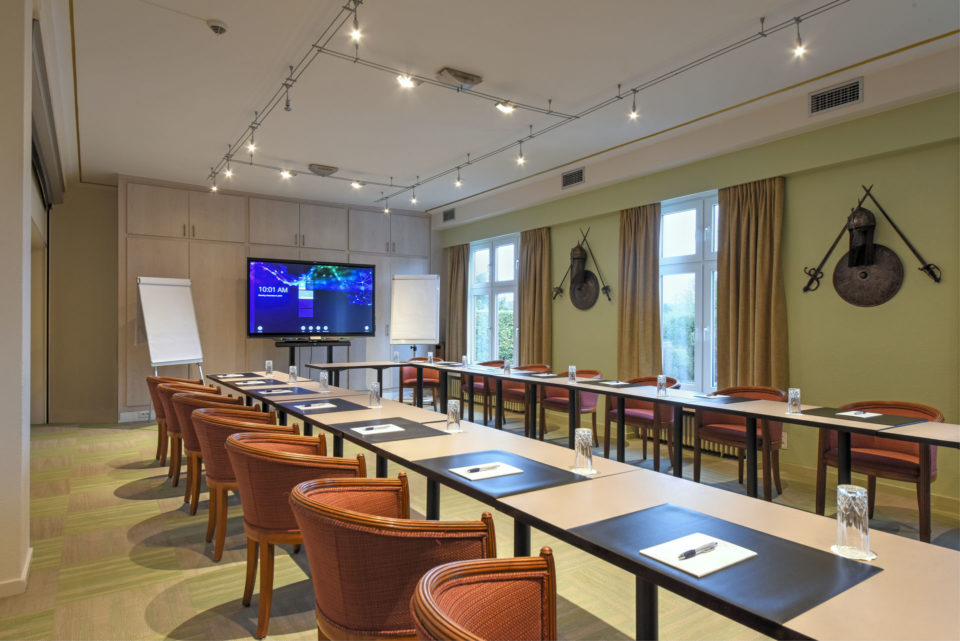Smart meeting room using smart display with IQ and videoconferencing